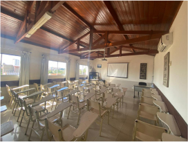 Sala de aula com carteiras e teto de madeira