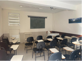 Sala de aula com carteiras vazias