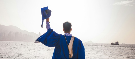 estudante segurando um capelo azul