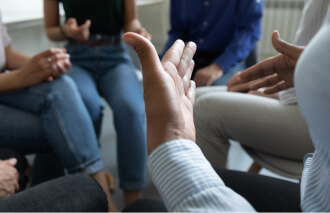 pessoas reunidas em roda